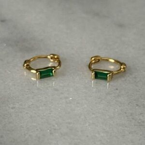 COPY - Gold Small Mini Green Princess Crystal Huggie Hoop Earrings 

Brand New